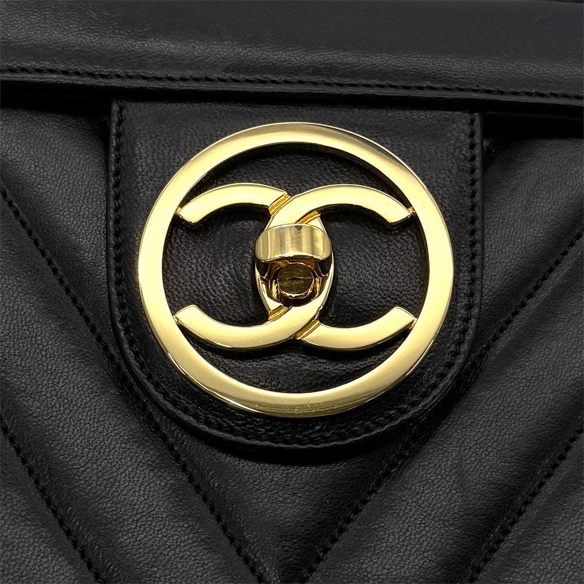 CHANEL VINTAGE V STITCH CHAIN SHUOLDER VANITY BAG BLACK LAMB SKIN 90196136
