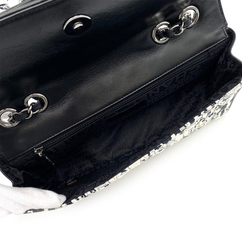 CHANEL VINTAGE CHOCOLATE BAR SCARF BYCOLOR WHITE BLACK SATIN LAMB SKIN 90227150