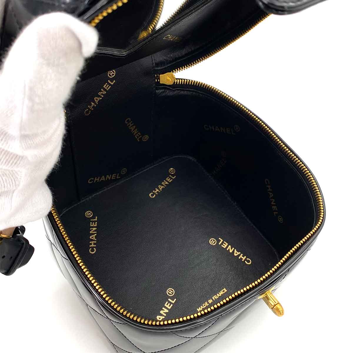 CHANEL VINTAGE VANITY HEART MIRROR HAND BAG BLACK ENAMEL 90243361