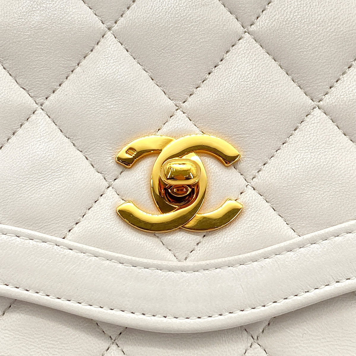 CHANEL VINTAGE MATELASSE CHAIN SHOULDER BAG WHITE LAMB SKIN 90258906