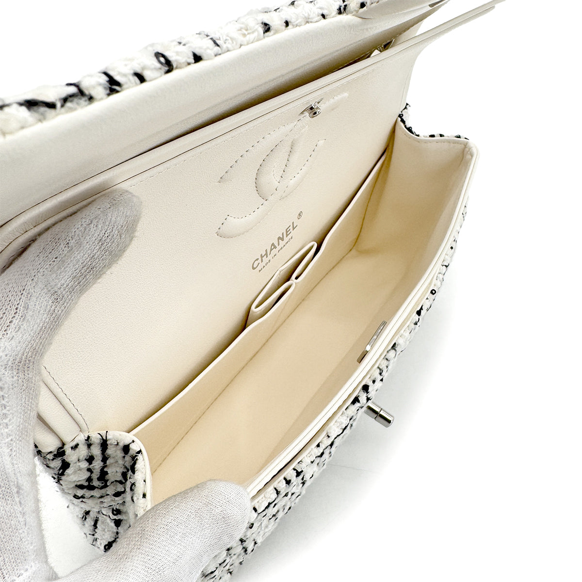 CHANEL CLASSIC FLAP MEDIUM CHAIN SHOULDER BAG WHITE 90271980