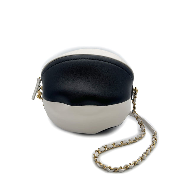 CHANEL BEACH COLLECTION 19SS BEACH BALL CHAIN SHOULDER BAG BLACK WHITE LEATHER 90285105