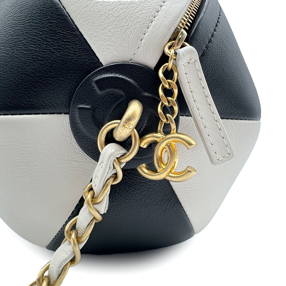 CHANEL BEACH COLLECTION 19SS BEACH BALL CHAIN SHOULDER BAG BLACK WHITE LEATHER 90285105