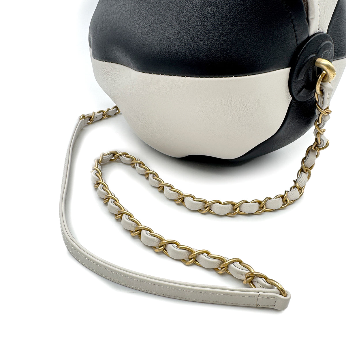 CHANEL BEACH COLLECTION 19SS BEACH BALL CHAIN SHOULDER BAG BLACK WHITE LEATHER 90285105