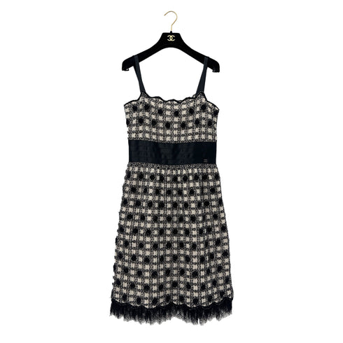 CHANEL SLEEVELESS RACE DRESS COCOMARK RHINESTONE BLACK WHITE RAYON 40 06A RTW 90289557