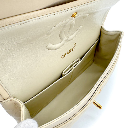 VINTAGE CHANEL CLASSIC FLAP MEDIUM CHAIN SHOULDER BAG LIGHT BEIGE LAMB SKIN GOLD HARDWARE 90310314 - PURPOSE