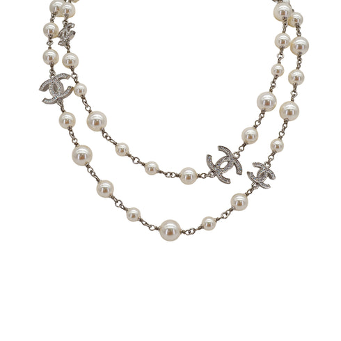 CHANEL NECKLACE COCOMARK FAUX PEARL RHINESTONE WHITE SILVER ACCESSORY A23V 90321031