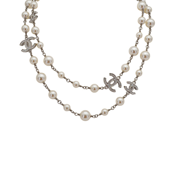 CHANEL NECKLACE COCOMARK FAUX PEARL RHINESTONE WHITE SILVER ACCESSORY A23V 90321031