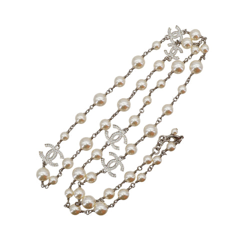 CHANEL NECKLACE COCOMARK FAUX PEARL RHINESTONE WHITE SILVER ACCESSORY A23V 90321031