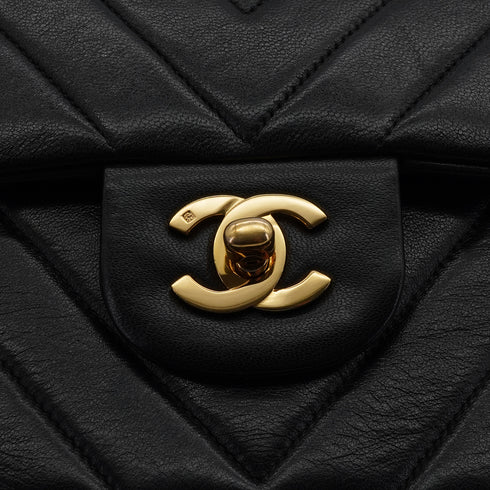 VINTAGE CHANEL CHEVRON V STITCH CHAIN SHOULDER BAG BLACK LAMB SKIN GOLD HARDWARE 90340147