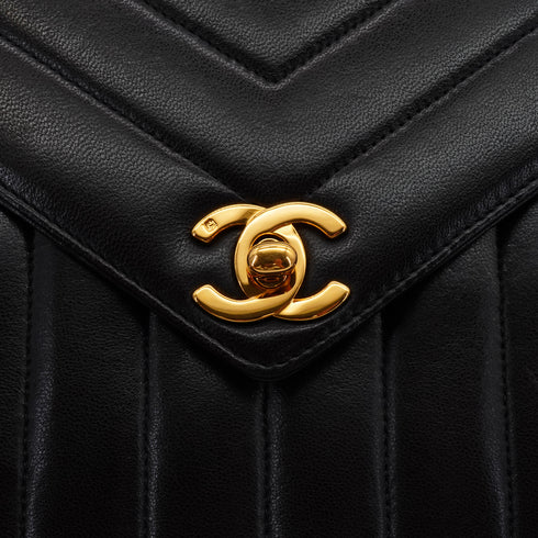 VINTAGE CHANEL CHEVRON V STITCH CHAIN SHOULDER BAG BLACK LAMB SKIN GOLD HARDWARE 90341827