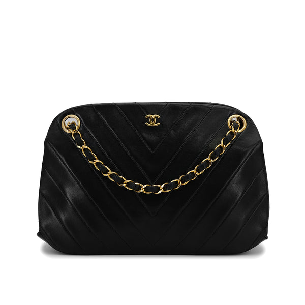 VINTAGE CHANEL CHEVRON V STITCH CHAIN SHUOLDER BAG BLACK LAMB SKIN GOLD HARDWARE 90317011