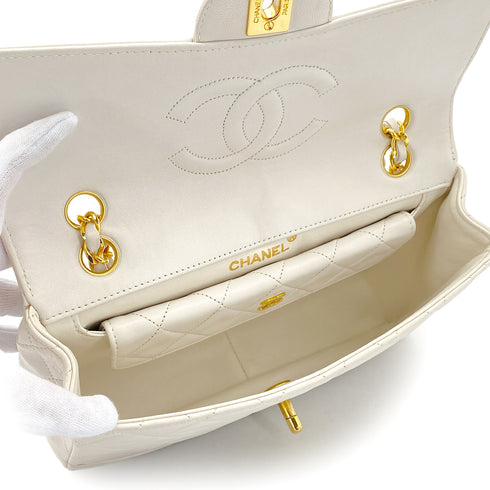 VINTAGE CHANEL MATELASSE CHAIN SHOULDER BAG WHITE LAMB SKIN GOLD HARDWARE 90324753