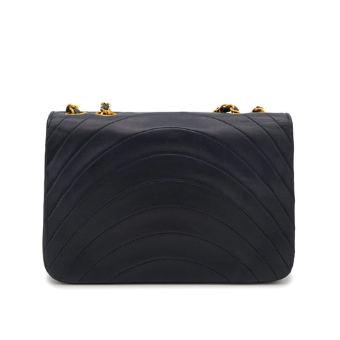VINTAGE CHANEL WAVE STITCH CHAIN SHOULDER BAG NAVY LAMB SKIN GOLD HARDWARE 90325338