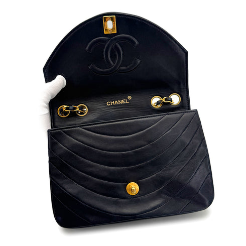 VINTAGE CHANEL WAVE STITCH CHAIN SHOULDER BAG NAVY LAMB SKIN GOLD HARDWARE 90325338