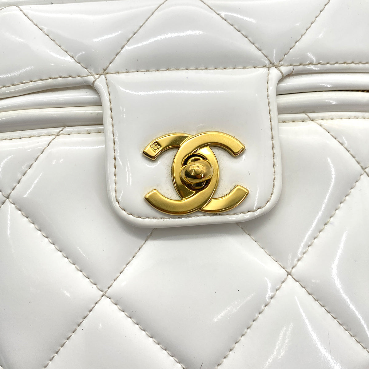 CHANEL VINTAGE VANITY HEART MIRROR HAND BAG WHITE ENAMEL 90258080