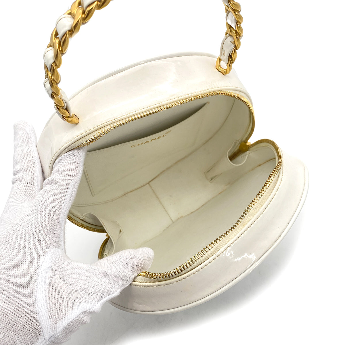 CHANEL VINTAGE ROUND VANITY HAND BAG WHITE BLACK ENAMEL 90260133