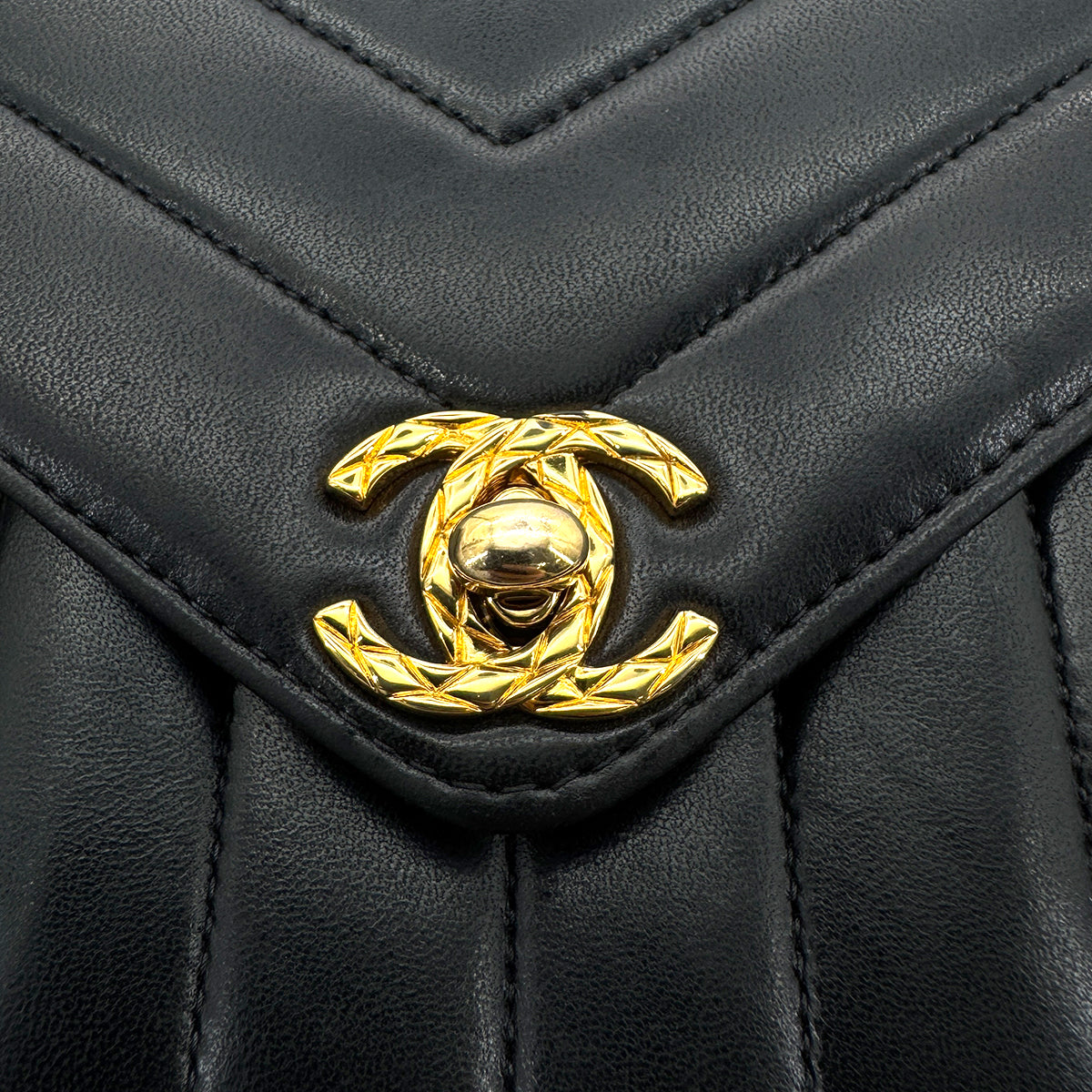 CHANEL VINTAGE CHEVRON V STITCH HAND BAG BLACK LAMB SKIN 90267412