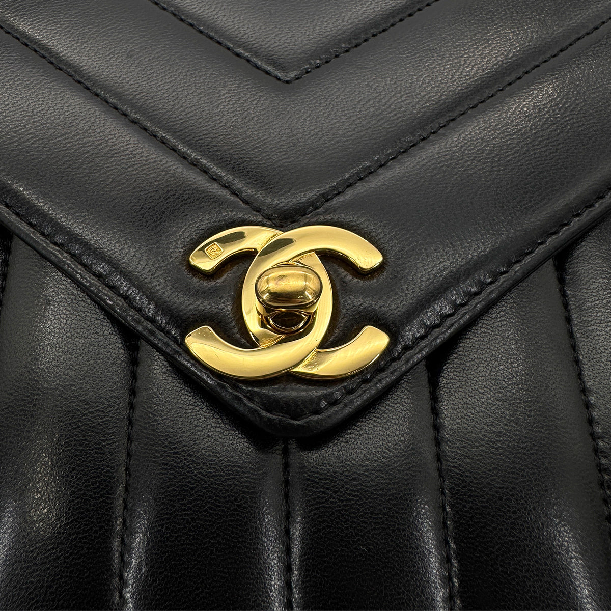 CHANEL VINTAGE V STITCH BLACK CHAIN SHOULDER BAG LAMB SKIN 90267778