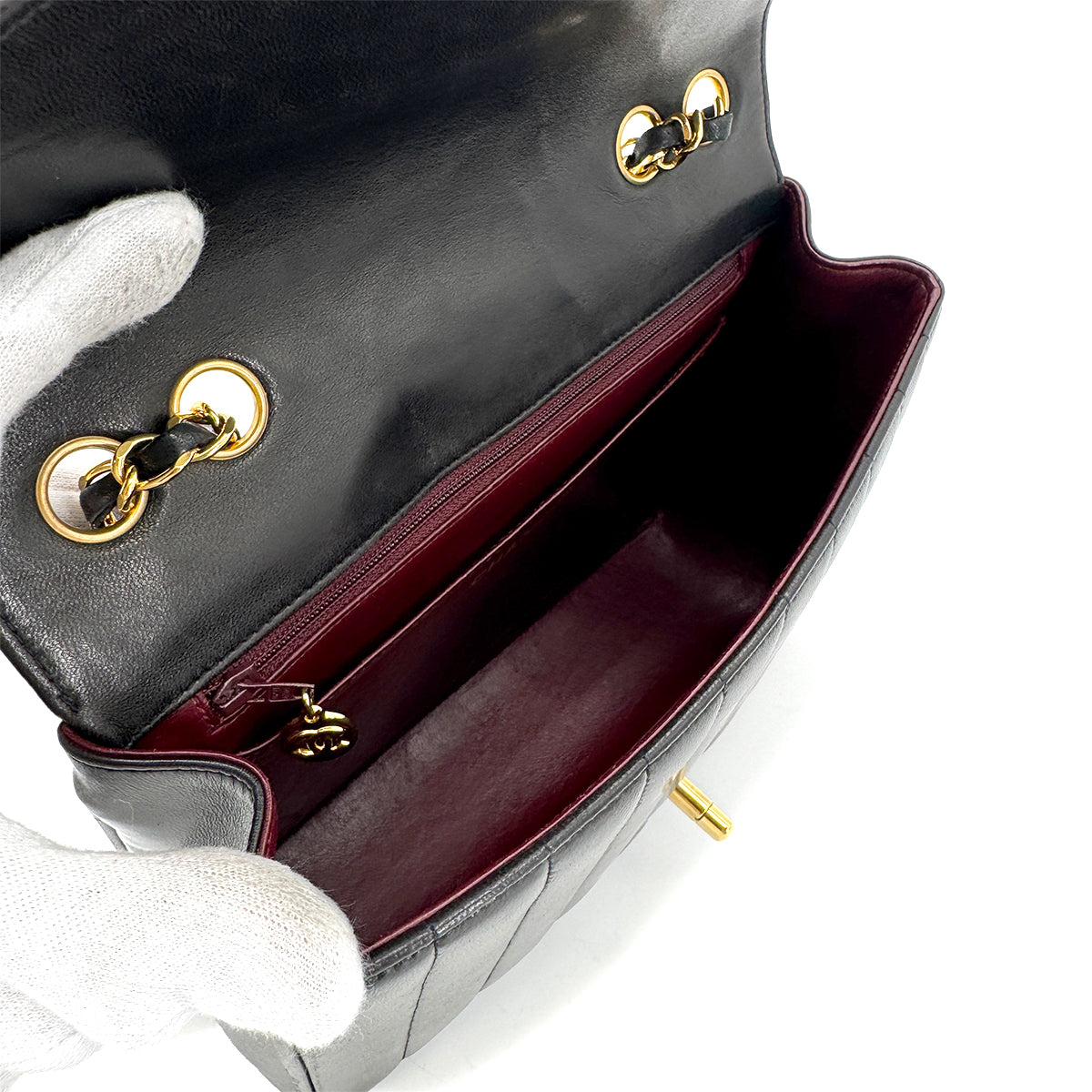 CHANEL VINTAGE V STITCH BLACK CHAIN SHOULDER BAG LAMB SKIN 90267778