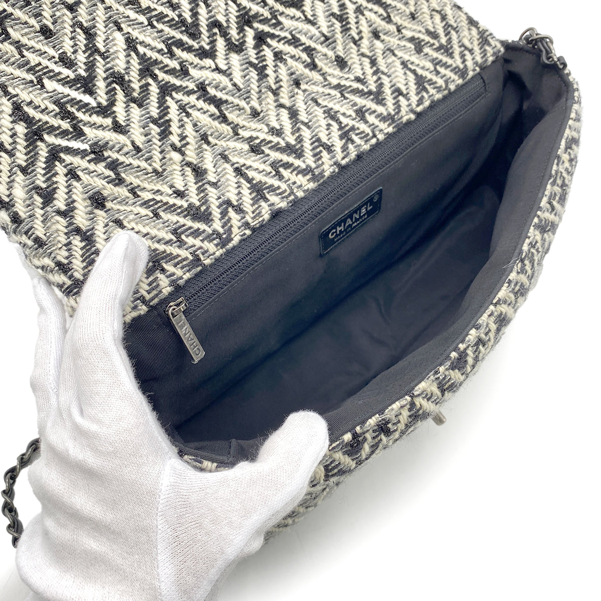 CHANEL CHAIN SHOULDER BAG BLACK WHITE TWEED 90268081
