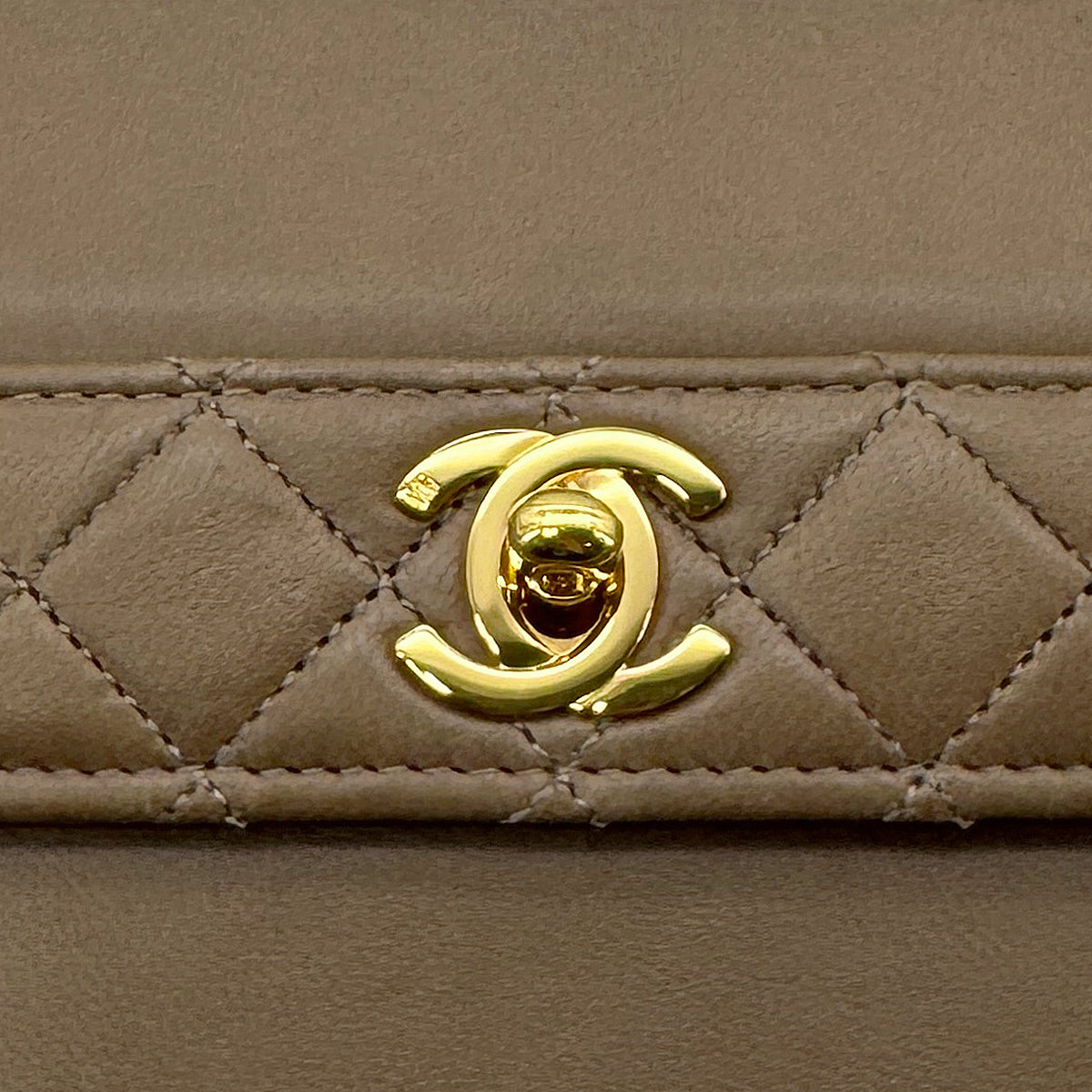 CHANEL VINTAGE MATELASSE TRAPEZOID CHAIN SHOULDER BAG BEIGE LAMB SKIN 90282049