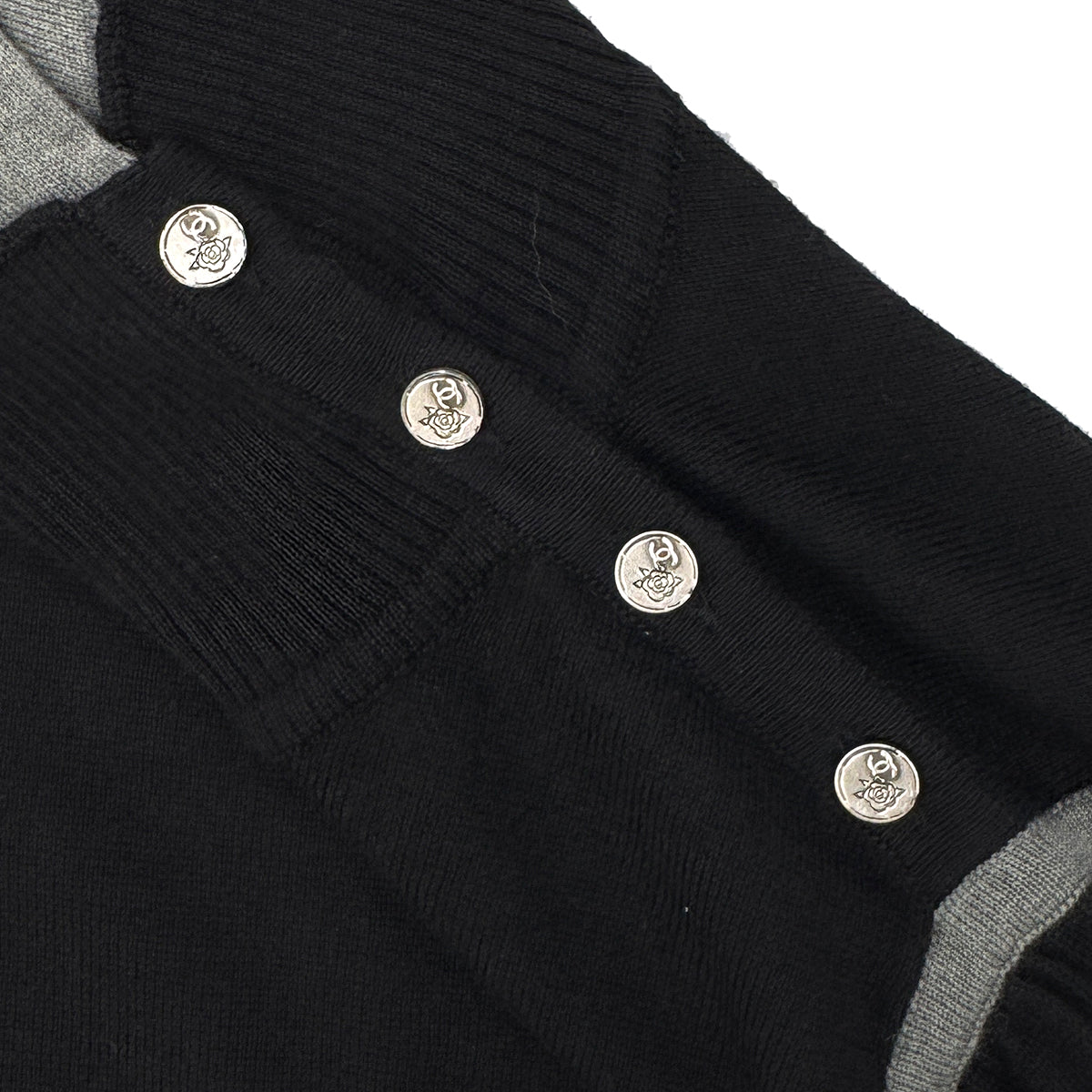 CHANEL TURTLENECK TOPS COCO CAMELLIA BUTTON BLACK CASHMERE 36 06C RTW 90284584