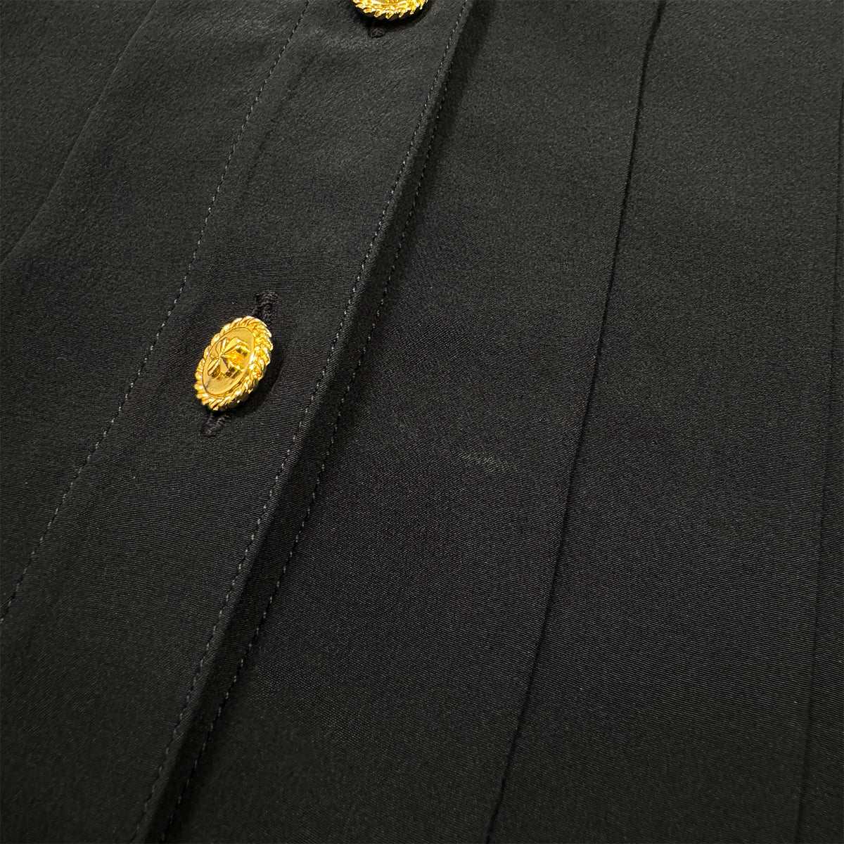 CHANEL VINTAGE PLEATED SLEEVELESS TOPS CLOVER GOLD BUTTON BLACK SILK 34 RTW 90286903