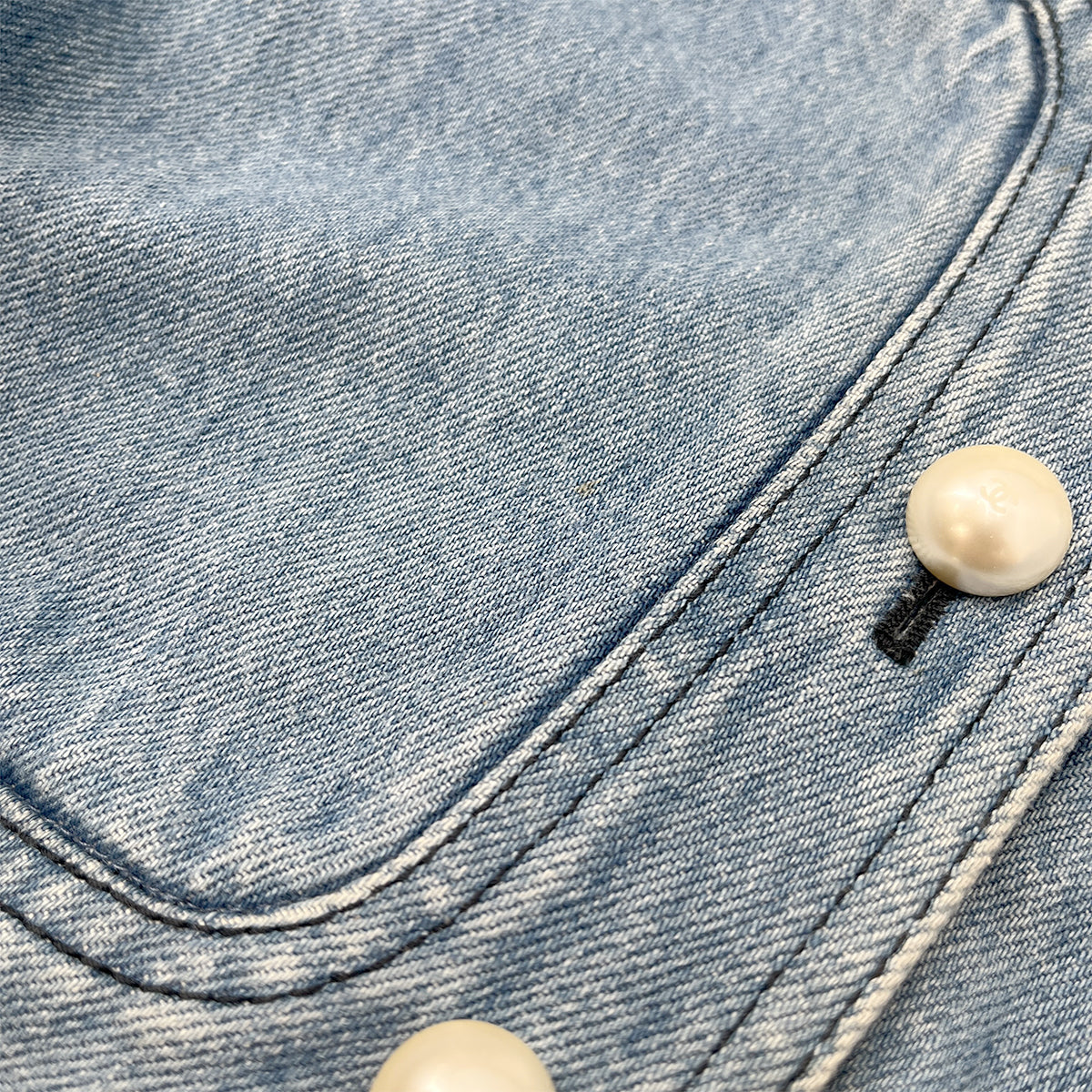CHANEL COCO FAKE PEARL BUTTON DENIM SHORT JACKET BLUE COTTON 36 P45 RTW 90288505
