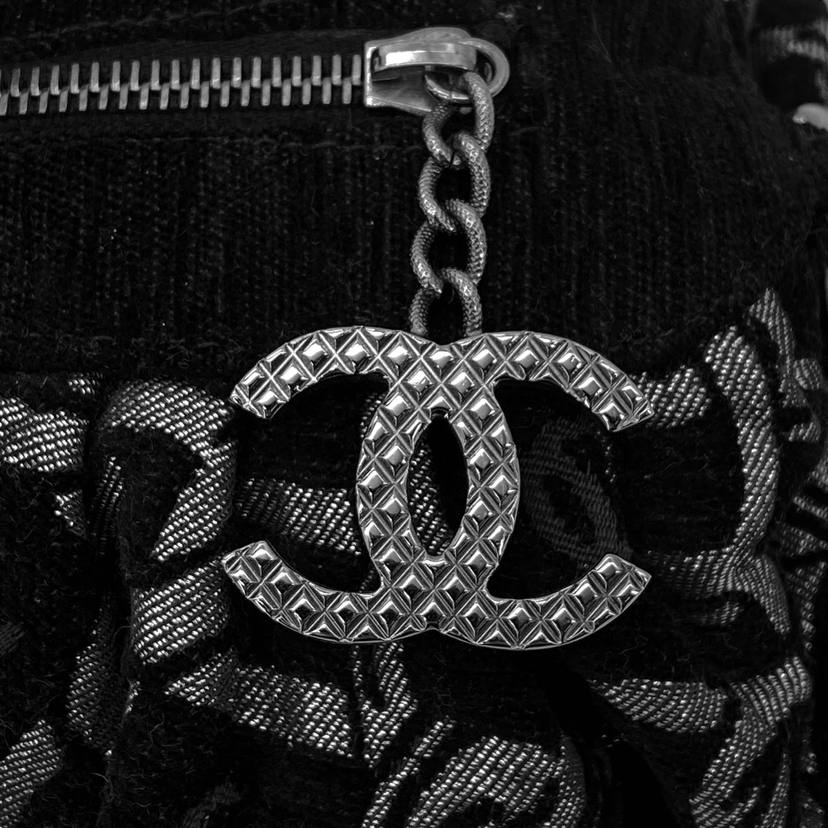 CHANEL VINTAGE CHAIN HAND BAG BLACK CANVAS 90301650